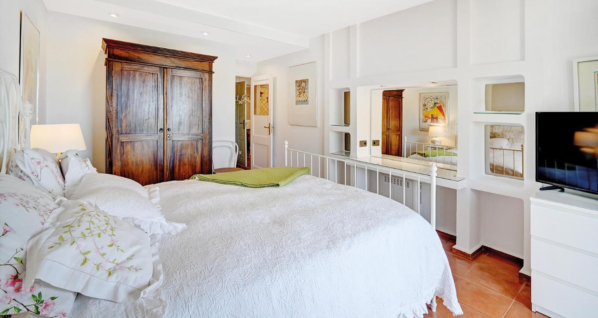 In Elegant With Pool In Apartment